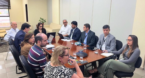 Eleições 2026: setores estratégicos do TRE-PB discutem execução de projetos eleitorais #PraTodosVerem: Na fotografia interna 1 aparece o grupo de pessoas reunidas em torno da mesa con...