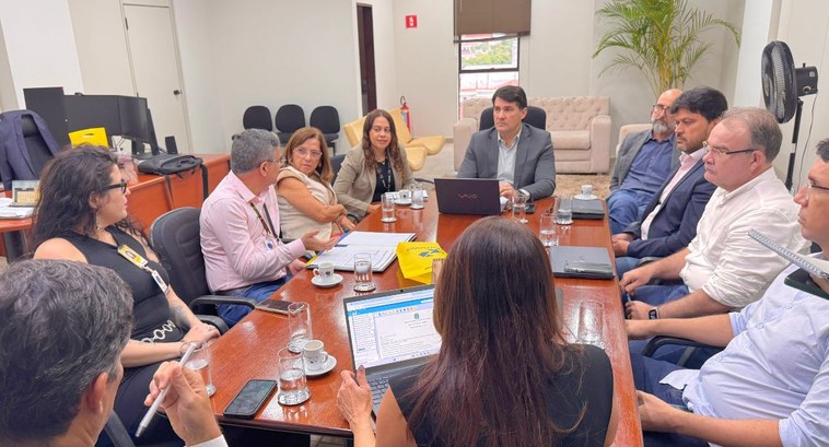 #PraTodosVerem: Na fotografia aparece um grupo de pessoas reunidas em torno de uma mesa retangular
