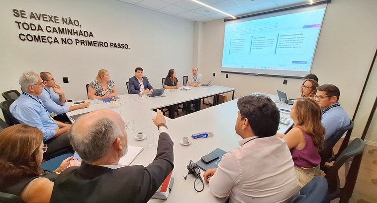 #PraTodosVerem: Na fotografia aparece um grupo de pessoas numa sala de reunião em formato de U d...