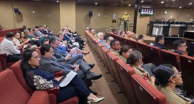#PraTodosVerem: Na fotografia aparecem sentados (as) magistrados (as) e integrantes das forças d...