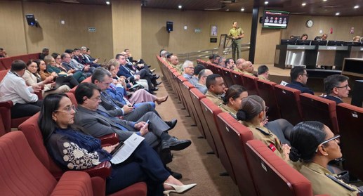 #PraTodosVerem: Na fotografia aparecem sentados (as) magistrados (as) e integrantes das forças d...