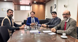 #PraTodosVerem: Quatro homens estão sentados ao redor de uma mesa, em uma sala de escritório, co...