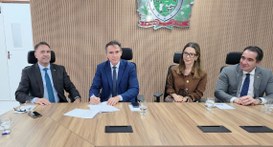 #PraTodosVerem: Na fotografia aparecem o secretário de segurança assinando um documento, ao lado...