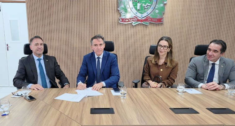 #PraTodosVerem: Na fotografia aparecem o secretário de segurança assinando um documento, ao lado...