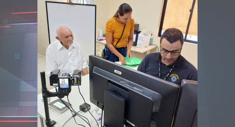 #PraTodosVerem: Na fotografia aparecem três pessoas, sendo dois homens sentados em cadeiras e um...