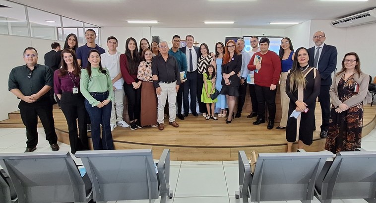 #PraTodosVerem: Na fotografia aparecem várias mulheres e homens, em pé, posando na solenidade de...