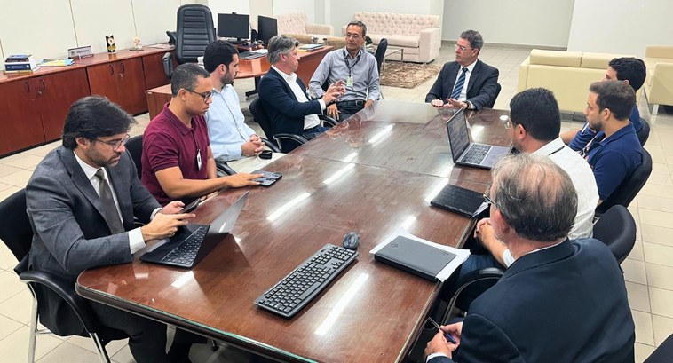 #PraTodosVerem: Na fotografia aparece um grupo de nove homens reunidos em volta de uma grande me...