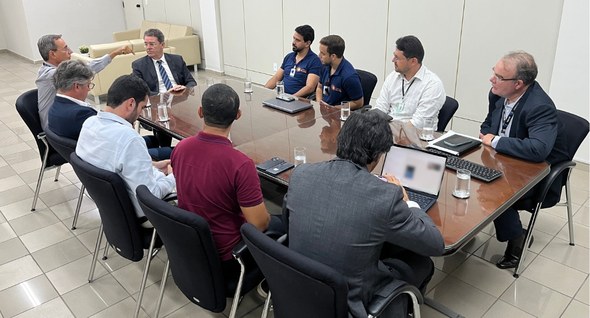 #PraTodosVerem: Na fotografia aparece um grupo de nove homens reunidos em volta de uma grande me...