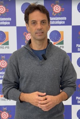 #PraTodosVerem: Na fotografia aparece, em primeiro plano, um homem em pé, em segundo plano apare...