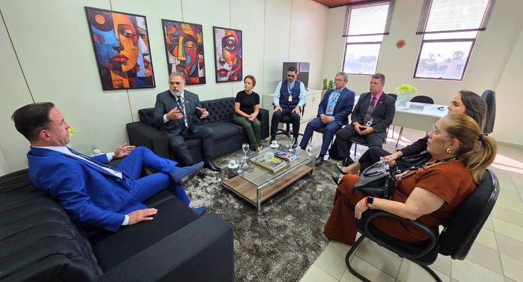 #PraTodosVerem: Na fotografia sete pessoas – três mulheres e quatro homens – estão reunidas em t...