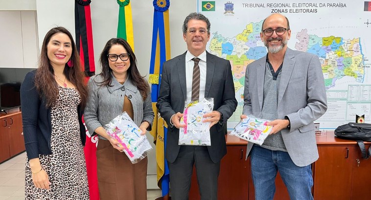 Entrega dos kits movimenta servidores #PraTodosVerem: Na fotografia aparece o Presidente do TRE-PB mais três pessoas recebendo os kits...