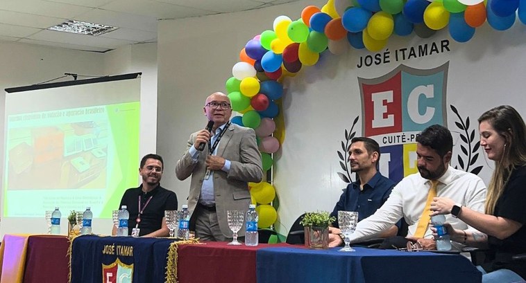 #PraTodosVerem: Na fotografia aparece o servidor do TRE-PB José Cassimiro palestrando na escola ...
