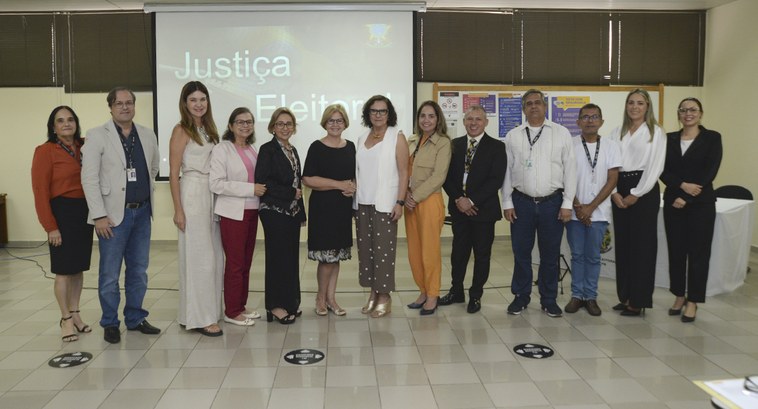 Escola Judiciária conclui curso de Cerimonial #ParaTodosVerem: Pessoas perfiladas posando para fotografia.