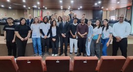 #PraTodosVerem: Na fotografia aparece um grupo de pessoas posando para foto no plenário do TRE-PB.