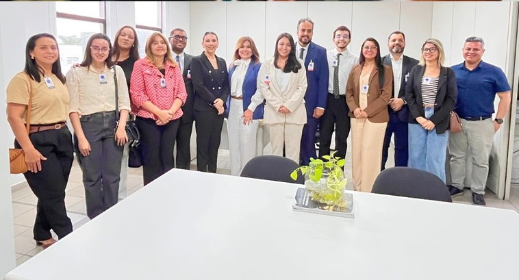 #PraTodosVerem: Foto de um grupo de 14 pessoas, entre homens e mulheres, posando lado a lado em ...