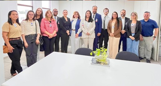 #PraTodosVerem: Foto de um grupo de 14 pessoas, entre homens e mulheres, posando lado a lado em ...
