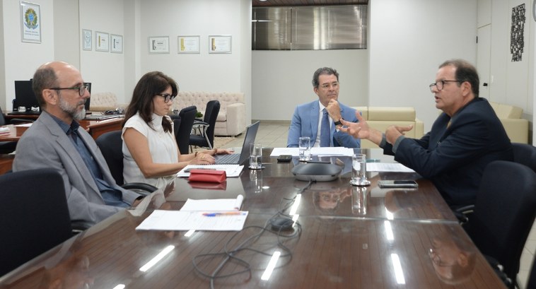 tre-pb_Estudo aponta proposta para valorizar servidor requisitado no TRE-PB #PraTodosVerem: Na fotografia aparecem quatro pessoas sentadas em volta de uma mesa, sugerindo u...