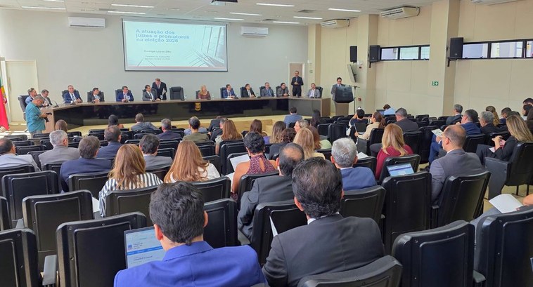 #PraTodosVerem: Na fotografia aparecem pessoas de costas, sentadas em um auditório, acompanhando...