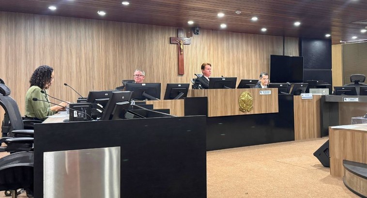 #PraTodosVerem: Na fotografia aparece quatro pessoas sentadas na sala de sessões fazendo parte d...