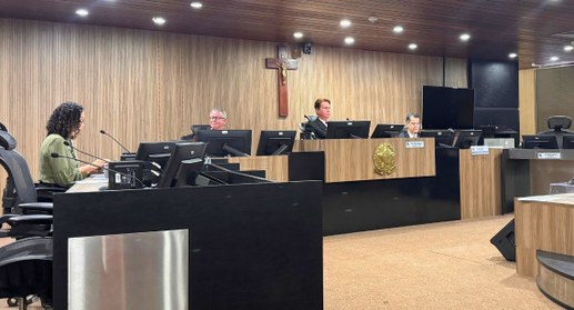 #PraTodosVerem: Na fotografia aparece quatro pessoas sentadas na sala de sessões fazendo parte d...
