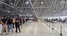 Eleitores que compareceram até as 18h do dia 6 de maio garantiram atendimento diferido, entre os...