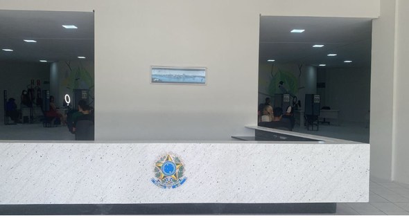 #PraTodosVerem: Na fotografia interna aparece a recepção do Fórum Eleitoral de Campina Grande, c...