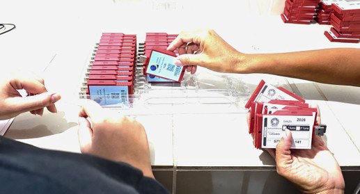 Procedimento prepara cartões de memória com dados e programas necessários ao funcionamento das u...