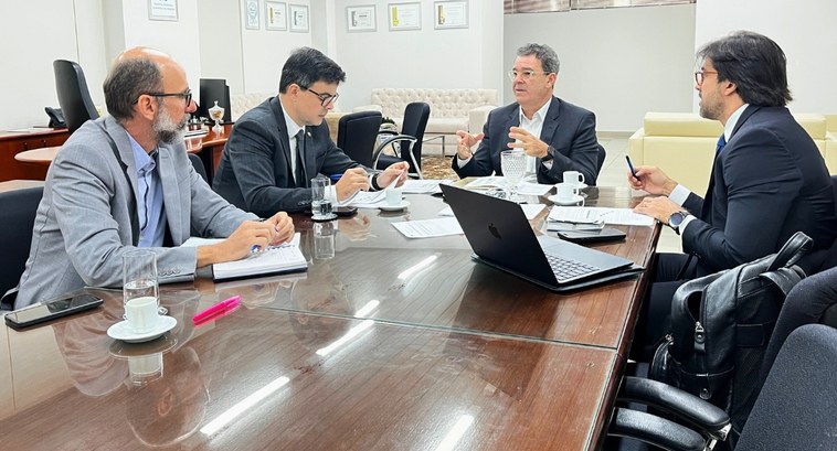 #PraTodosVerem: Na fotografia aparece um grupo de quatro homens reunidos em torno de uma mesa de...