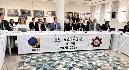 #PraTodosVerem: Na fotografia homens e mulheres sentados em uma mesa, que tem o nome Estratégia,...