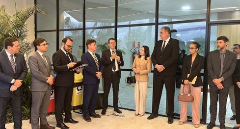 #PraTodosVerem: Varias pessoas reunidas e uma solenidade de inauguração.