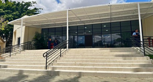 #PraTodosVerem: Varias pessoas reunidas e uma solenidade de inauguração.