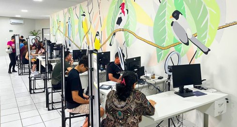 #PraTodosVerem: Varias pessoas reunidas e uma solenidade de inauguração.