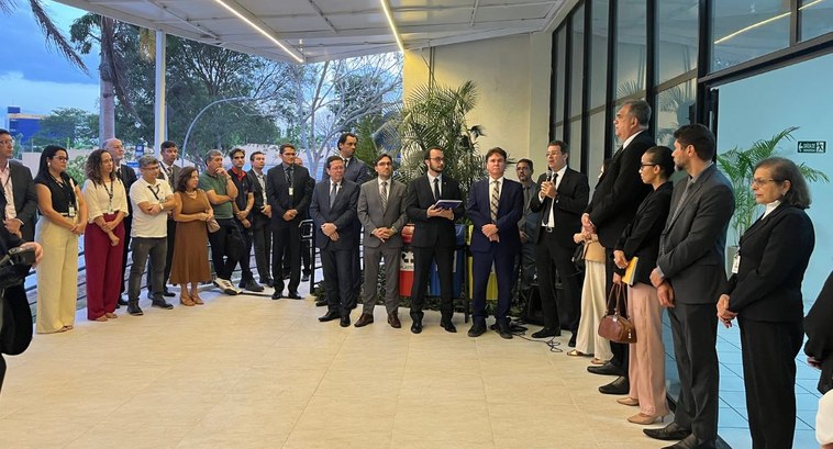 #PraTodosVerem: Varias pessoas reunidas e uma solenidade de inauguração.