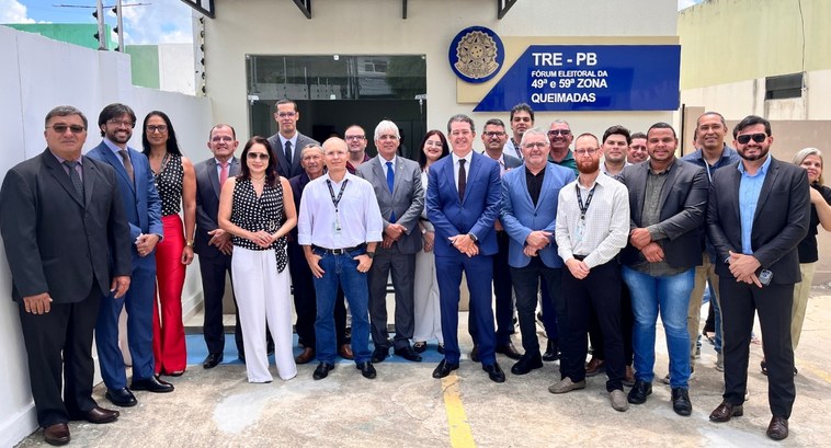 inauguracao_forum_queimadas_capa #PraTodosVerem: Na fotografia aparecem diversas pessoas posando em frente ao novo Fórum Eleitora...