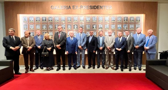 #PraTodosVerem: Na fotografia aparecem várias pessoas, em frente a uma galeria de fotos, posando...
