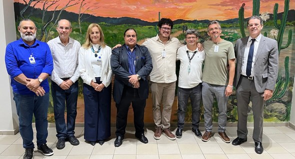 Foto 2: #PraTodosVerem: Na fotografia aparece um grupo de oito pessoas alinhadas lado a lado em ...