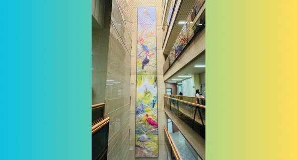 Foto 3: #PraTodosVerem: Na fotografia aparece um painel artístico vertical que se estende por vá...