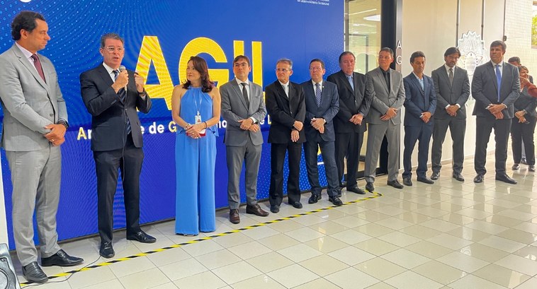 #PraTodosVerem: Na fotografia aparece um grupo pessoas posando na inauguração da Sala AGIL.