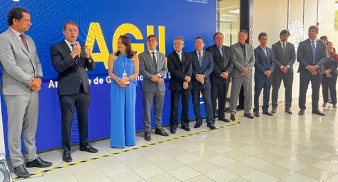 #PraTodosVerem: Na fotografia aparece um grupo pessoas posando na inauguração da Sala AGIL.
