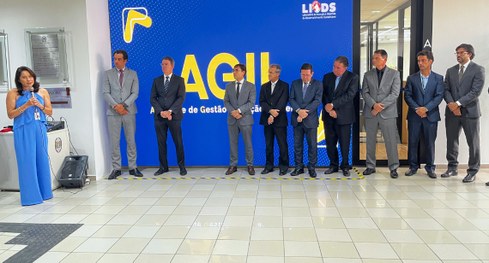 #PraTodosVerem: Na fotografia aparece um grupo pessoas posando na inauguração da Sala AGIL.