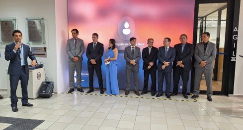 #PraTodosVerem: Na fotografia aparece um grupo pessoas posando na inauguração da Sala AGIL.