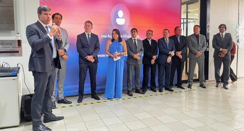 #PraTodosVerem: Na fotografia aparece um grupo pessoas posando na inauguração da Sala AGIL.