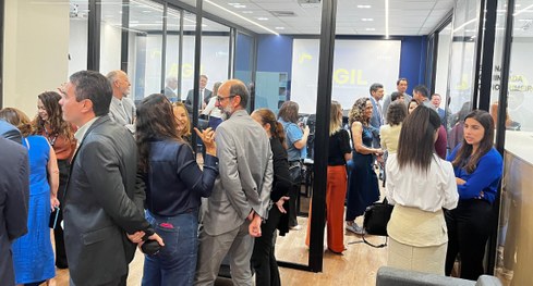 #PraTodosVerem: Na fotografia aparece um grupo pessoas posando na inauguração da Sala AGIL.