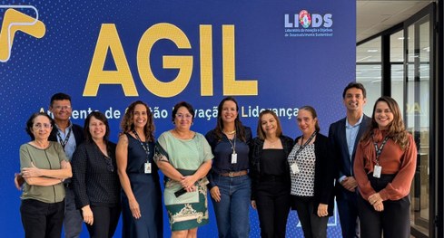 #PraTodosVerem: Na fotografia aparece um grupo pessoas posando na inauguração da Sala AGIL.
