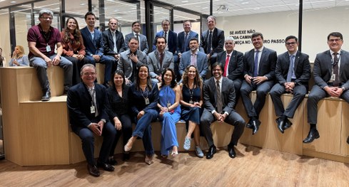 #PraTodosVerem: Na fotografia aparece um grupo pessoas posando na inauguração da Sala AGIL.