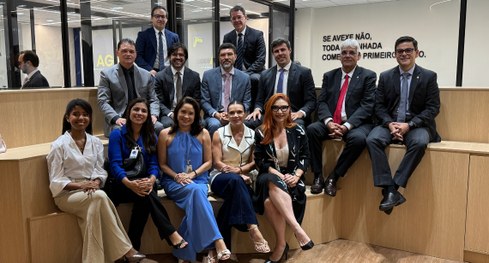 #PraTodosVerem: Na fotografia aparece um grupo pessoas posando na inauguração da Sala AGIL.