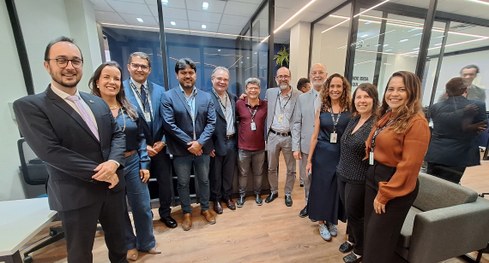 #PraTodosVerem: Na fotografia aparece um grupo pessoas posando na inauguração da Sala AGIL.