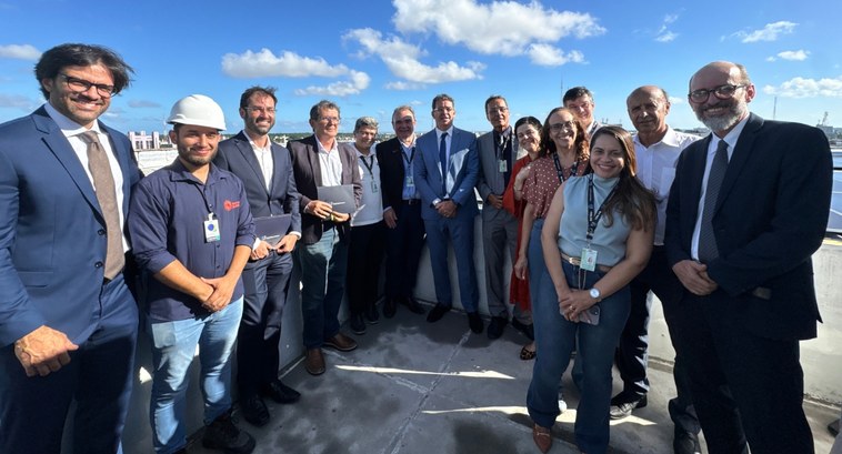 #PraTodosVerem: Na fotografia aparecem várias pessoas, posando em pé, no alto de um prédio. Ao f...