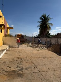 #PraTodosVerem: Na fotografia aparece a fachada de um prédio amarelo em obras, cercado por tapum...