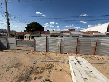 #PraTodosVerem: Na fotografia aparece a fachada de um prédio amarelo em obras, cercado por tapum...